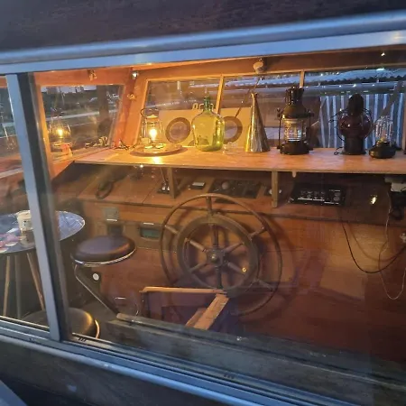 Peniche De Charme Avec Jacuzzi Sur Canal Du Midi