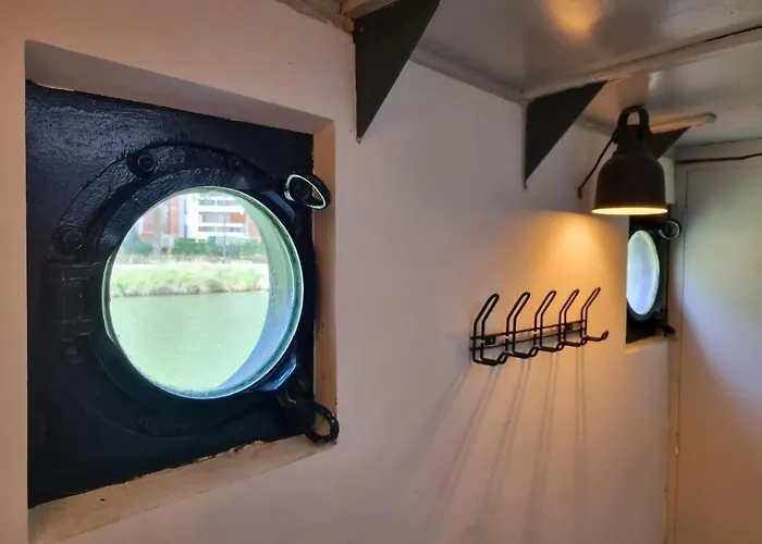 Peniche De Charme Avec Jacuzzi Sur Canal Du Midi