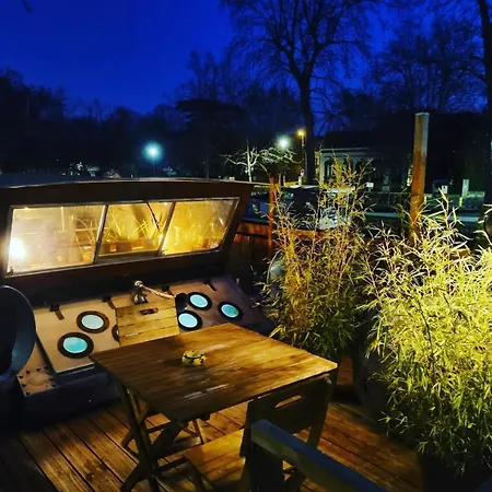 Peniche De Charme Avec Jacuzzi Sur Canal Du Midi Botel