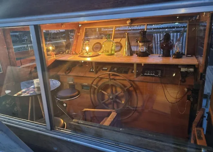 Peniche De Charme Avec Jacuzzi Sur Canal Du Midi