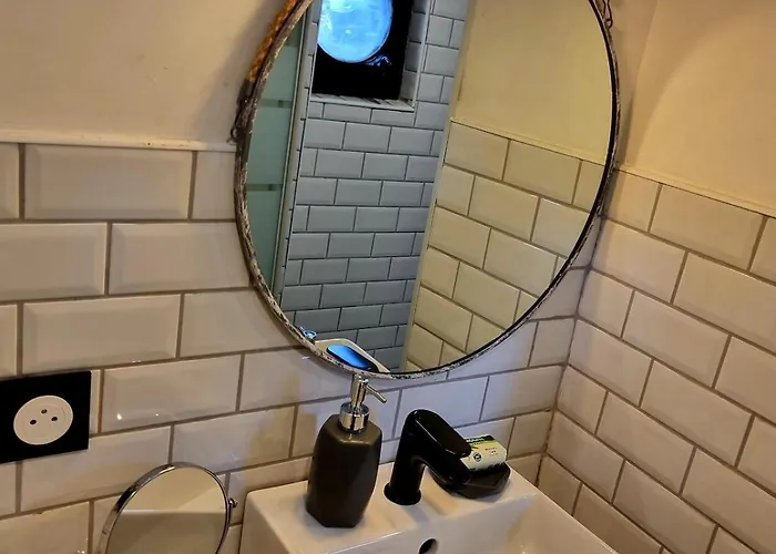 Peniche De Charme Avec Jacuzzi Sur Canal Du Midi Tekne