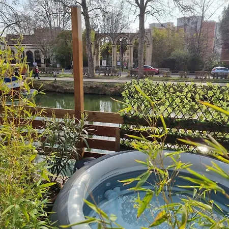 Peniche De Charme Avec Jacuzzi Sur Canal Du Midi 보트호텔